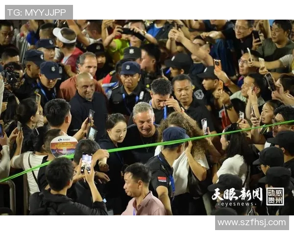 街头偶遇足球明星瞬间记录球迷热情与偶像互动的精彩视频